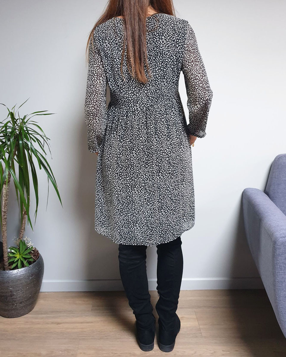 Robe fluide noire taches taupes col V dentelle noire