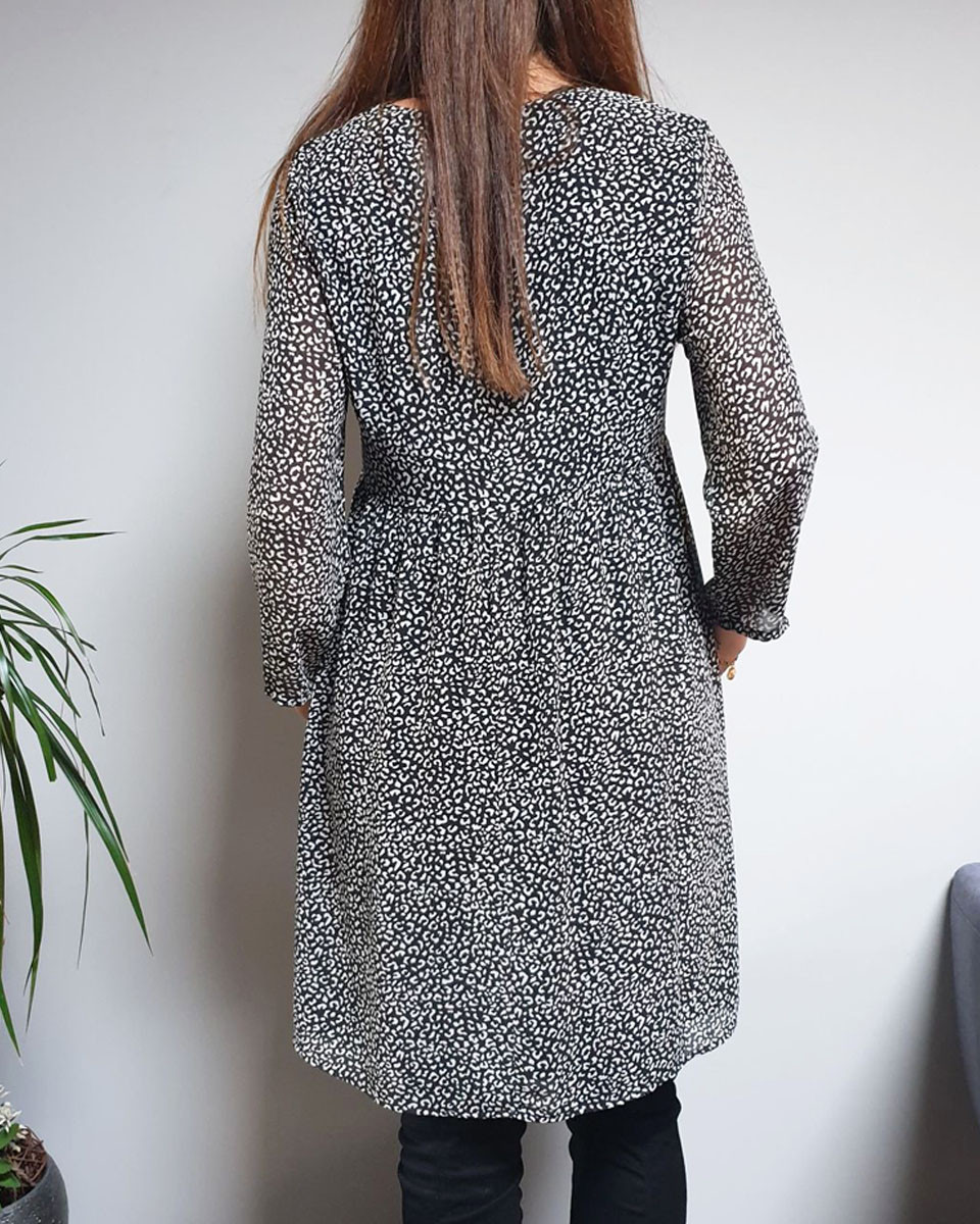 Robe fluide noire taches taupes col V dentelle noire