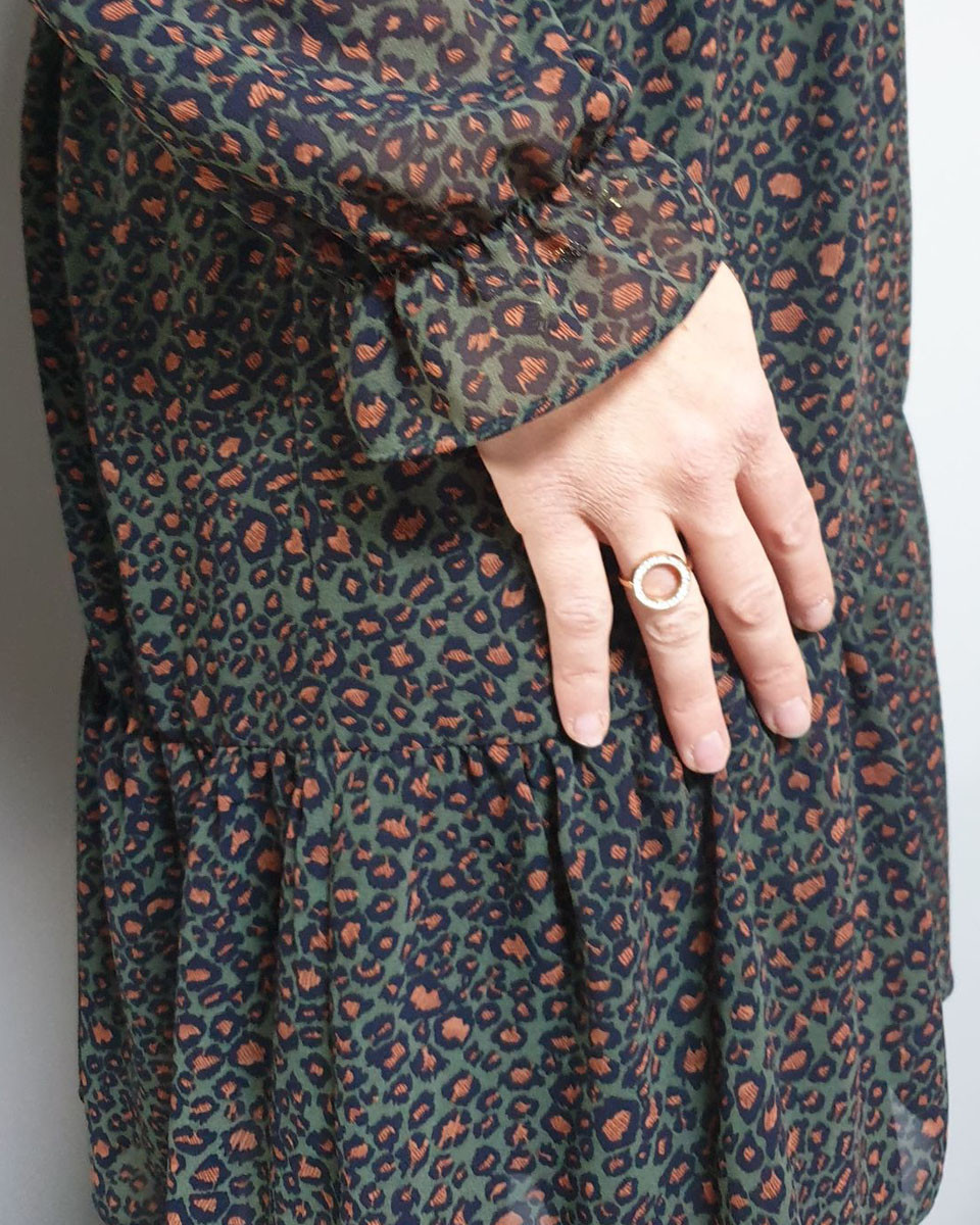 Robe fluide à volants kaki taches léopard camel marine