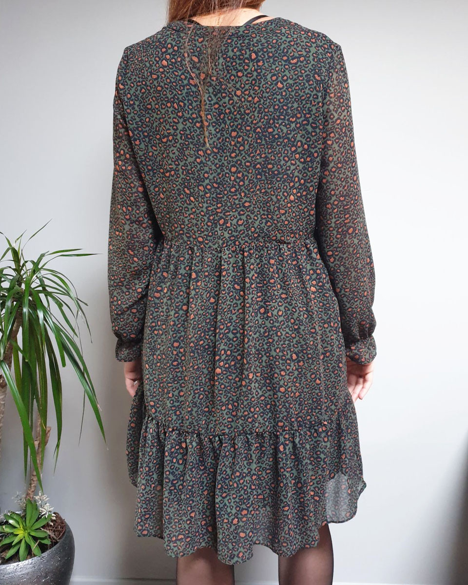 Robe fluide à volants kaki taches léopard camel marine