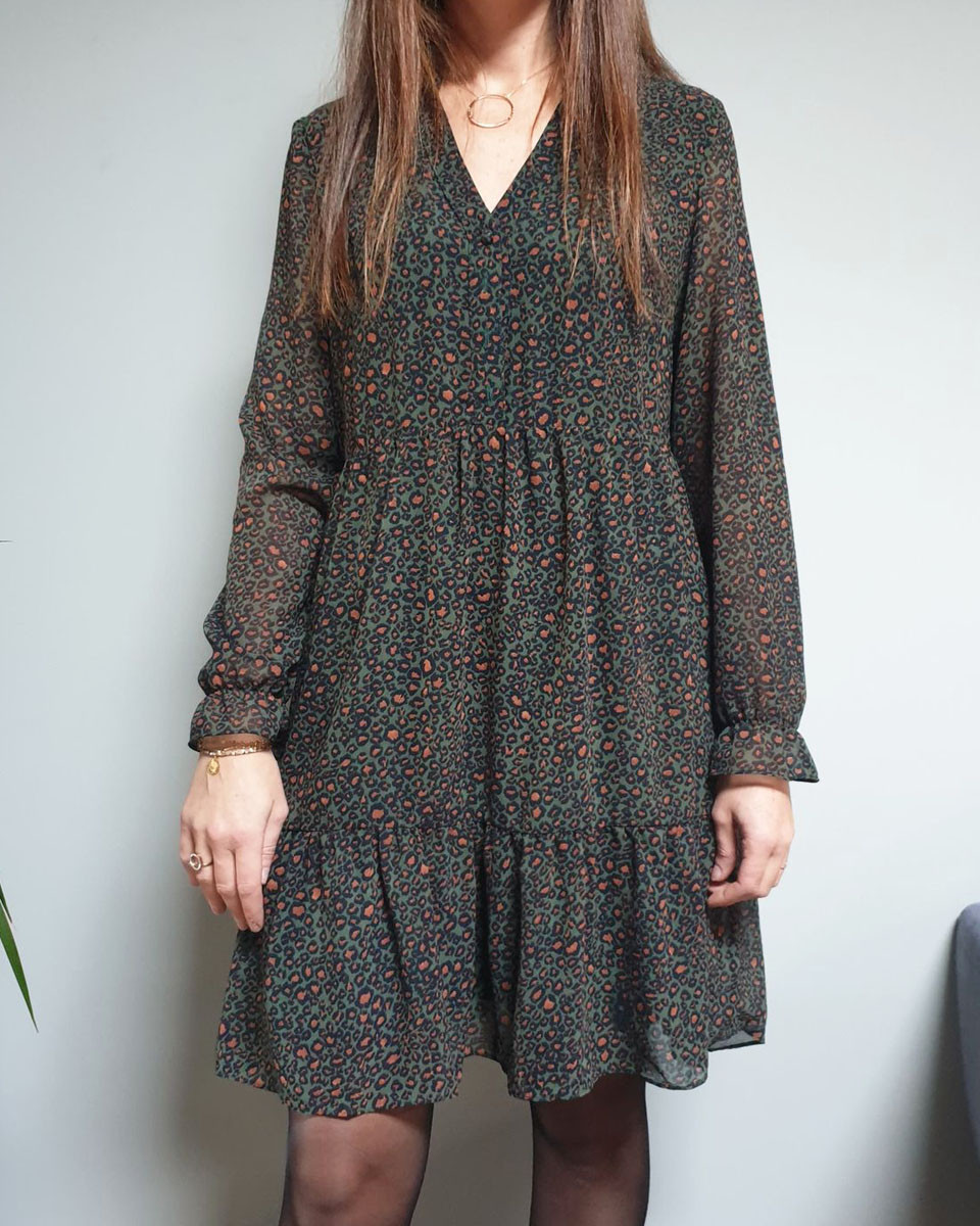 Robe fluide à volants kaki taches léopard camel marine