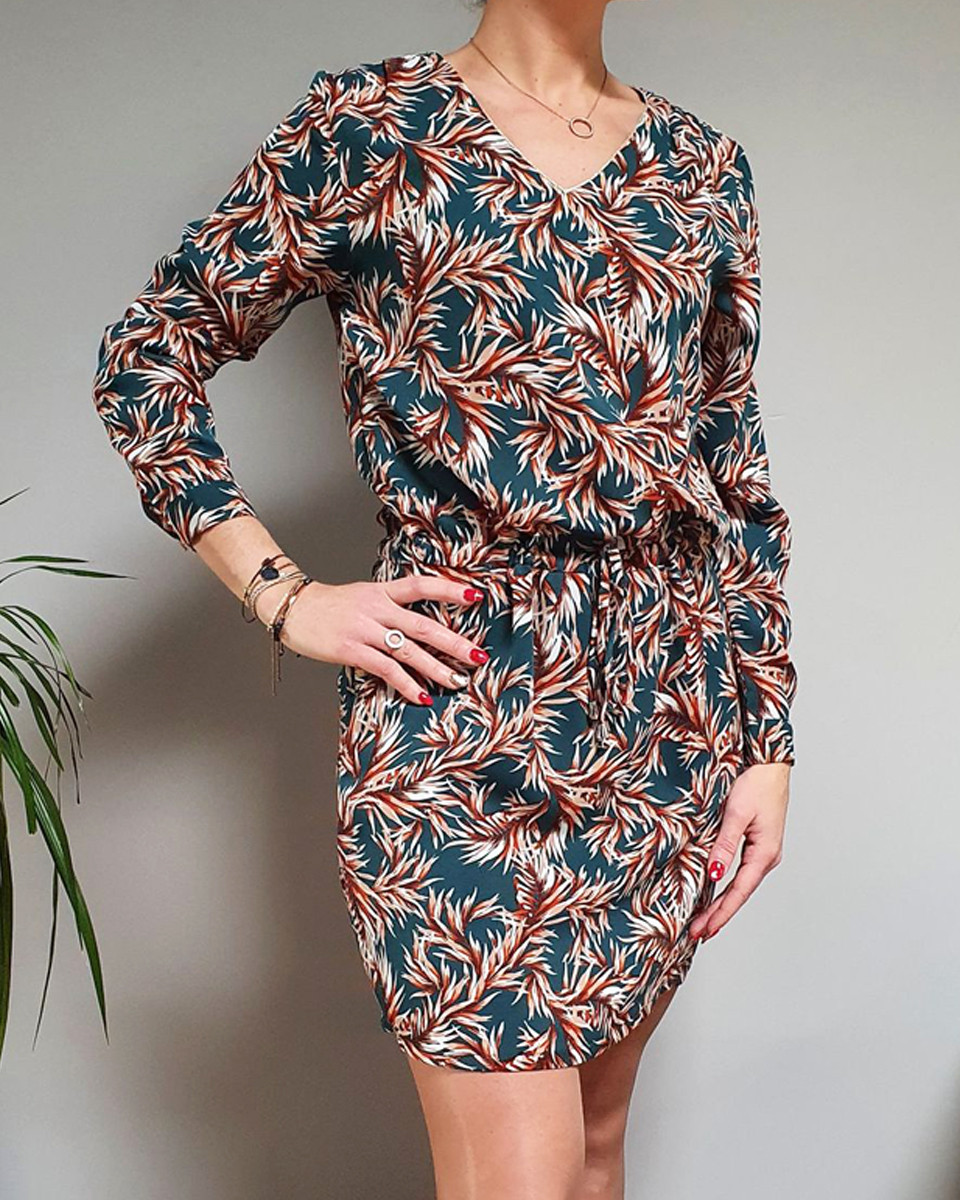 Robe droite verte feuillages briques et blancs liseré doré