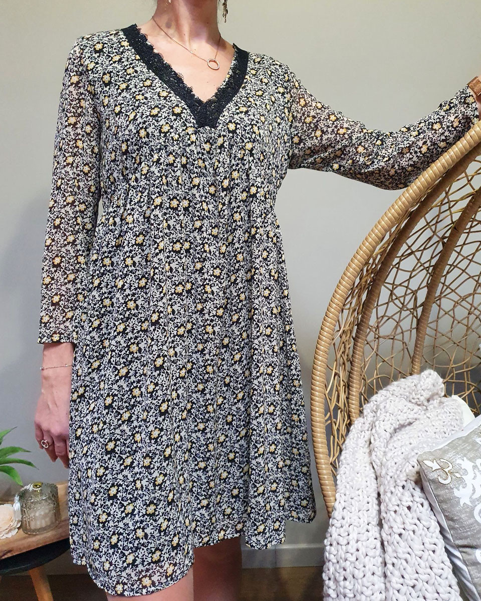 Robe fluide noire fleurs jaunes feuillage beige col dentelle noire