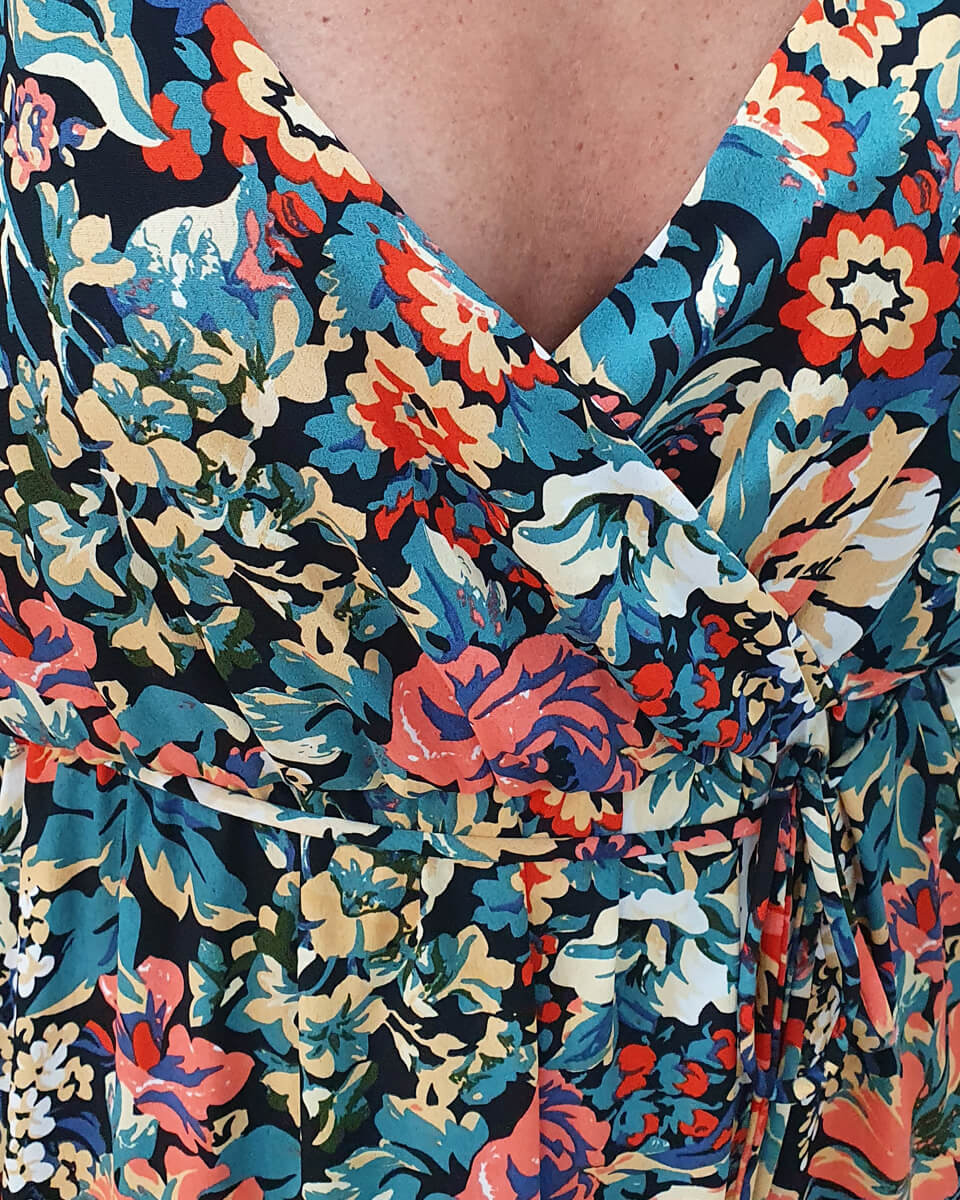 Robe longue noire imprimé floral corail vert et pêche