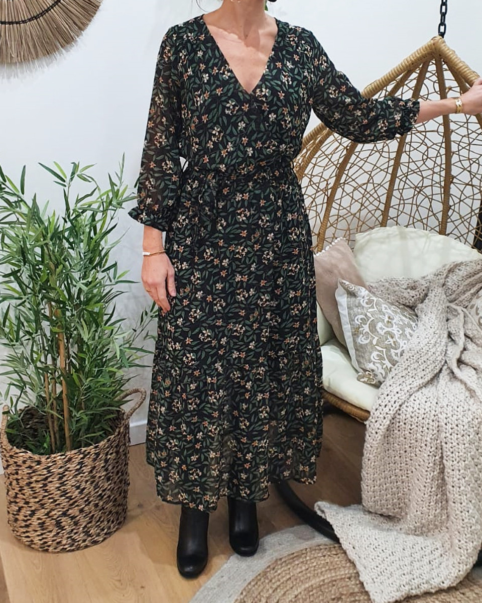 Robe longue noire feuillage fin et petites fleurs beiges