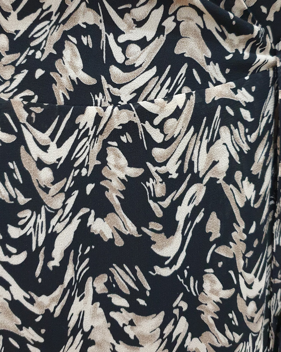 Robe portefeuille noire motifs vagues beiges