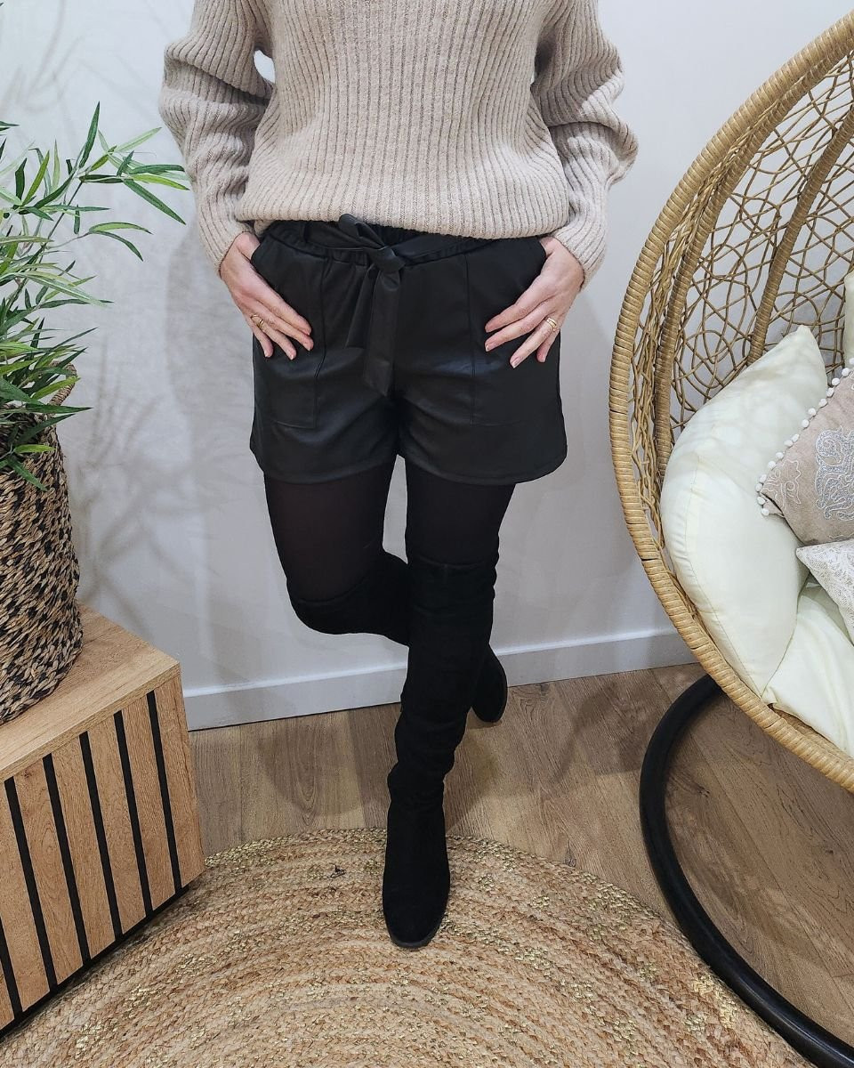 Short femme similicuir noir ceinture nouée