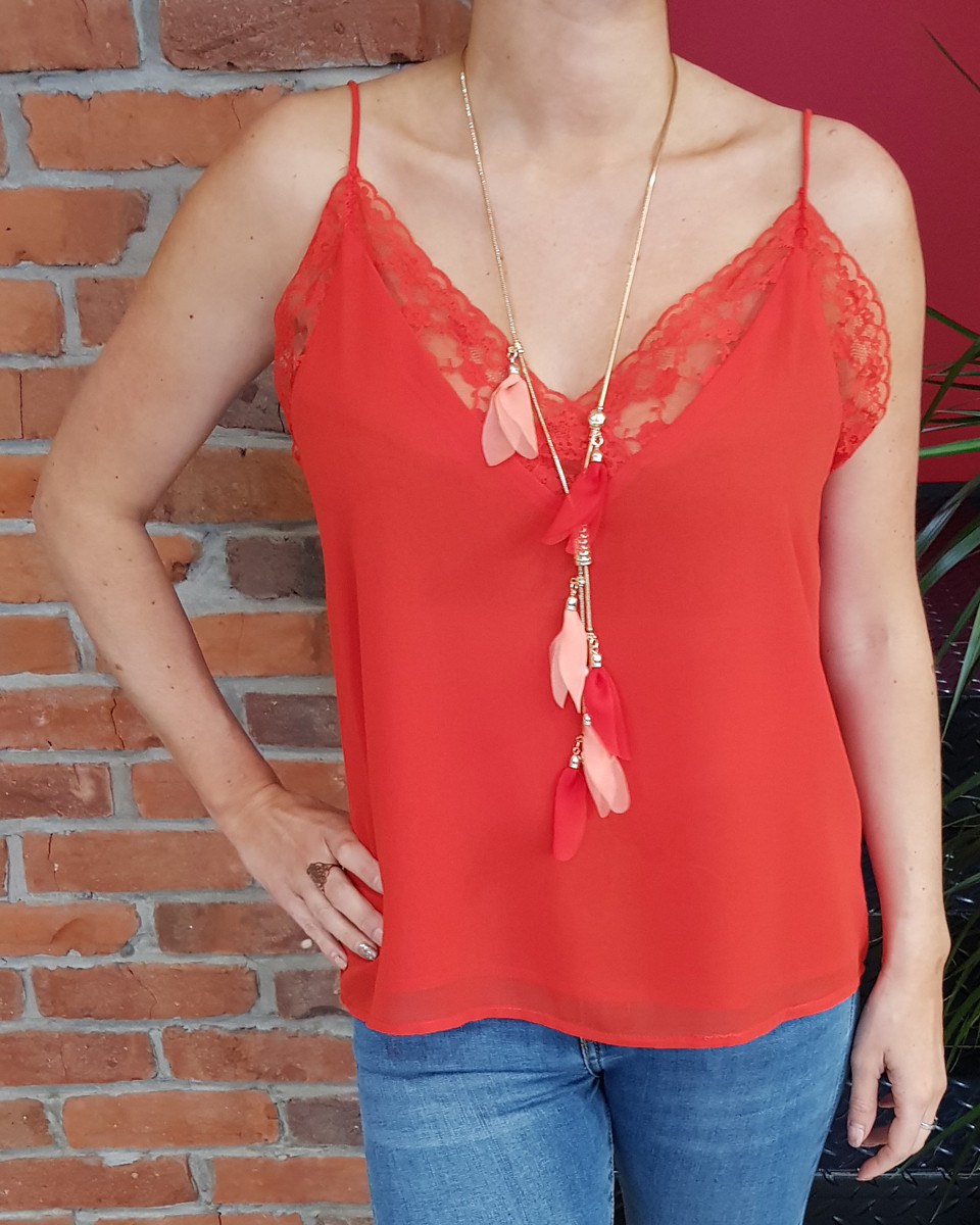 Top rouge décolleté dentelle fleurie