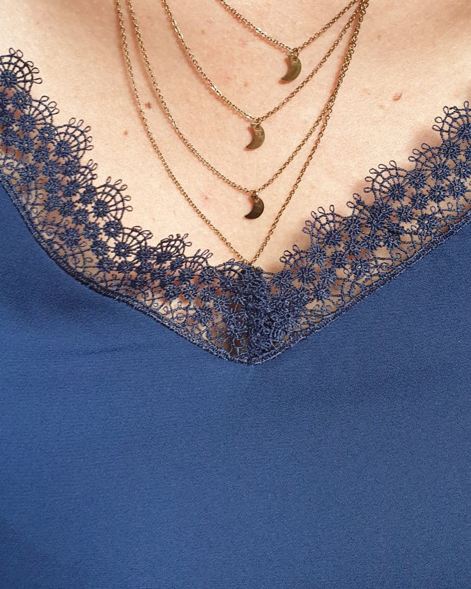 Top marine à bretelles décolleté et dos dentelle fleurie