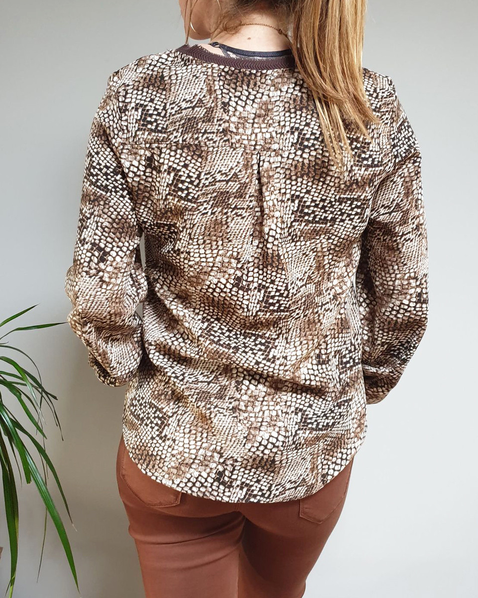 Blouse imprimé python marron col V pailleté