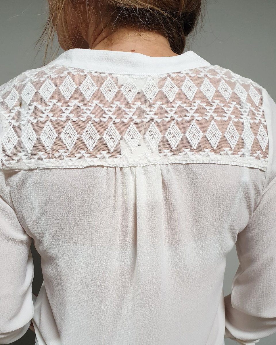 Blouse blanche épaules et dos ajourés ethnique