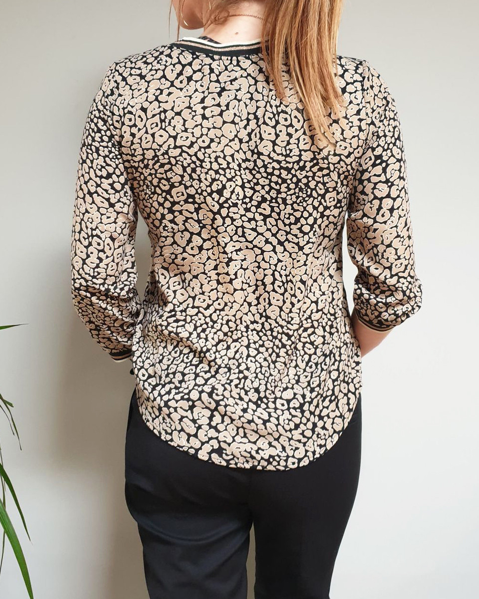 Blouse noire motifs tachetes taupes col et poignets rayés