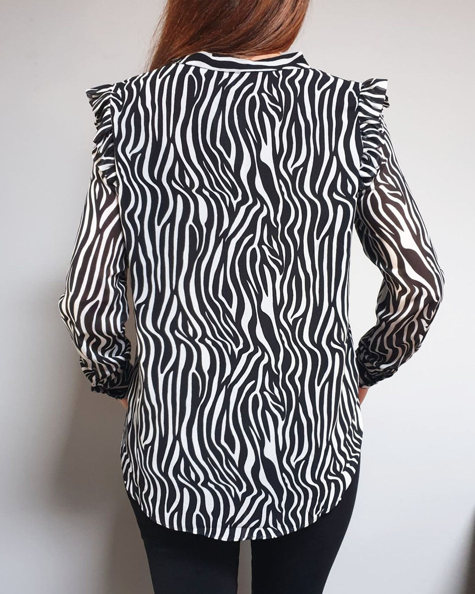 Chemise zébrée noire et blanche à volants