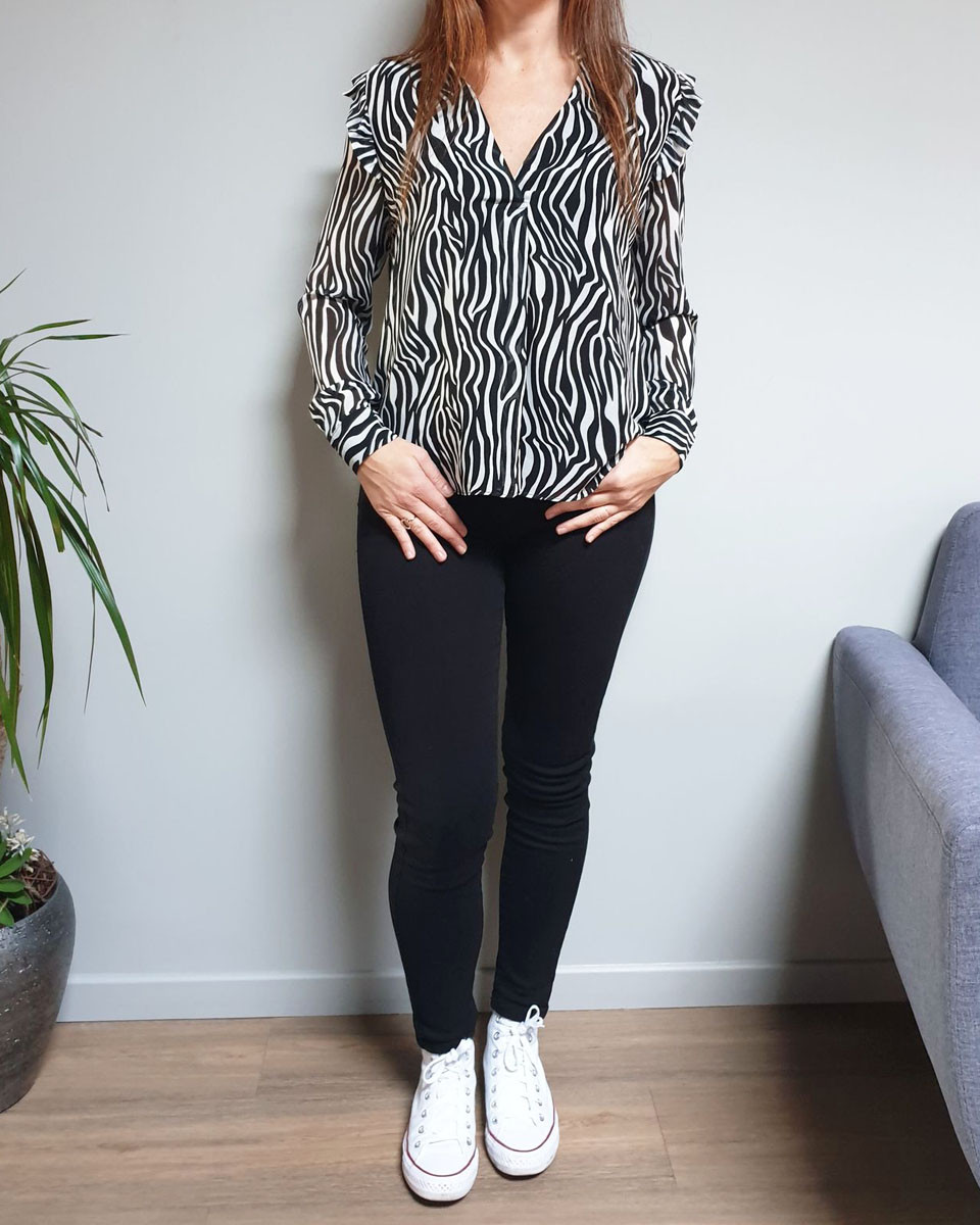 Chemise zébrée noire et blanche à volants