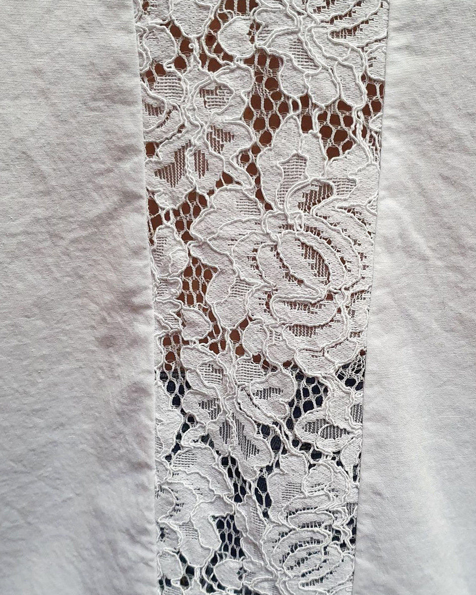 Chemise blanche poches et dos dentelle