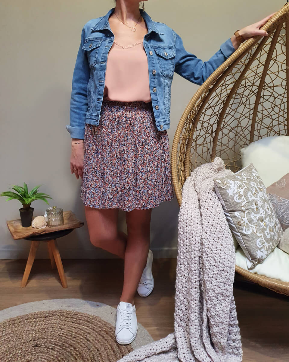 Top nude à bretelles décolleté et dos broderies fleuries