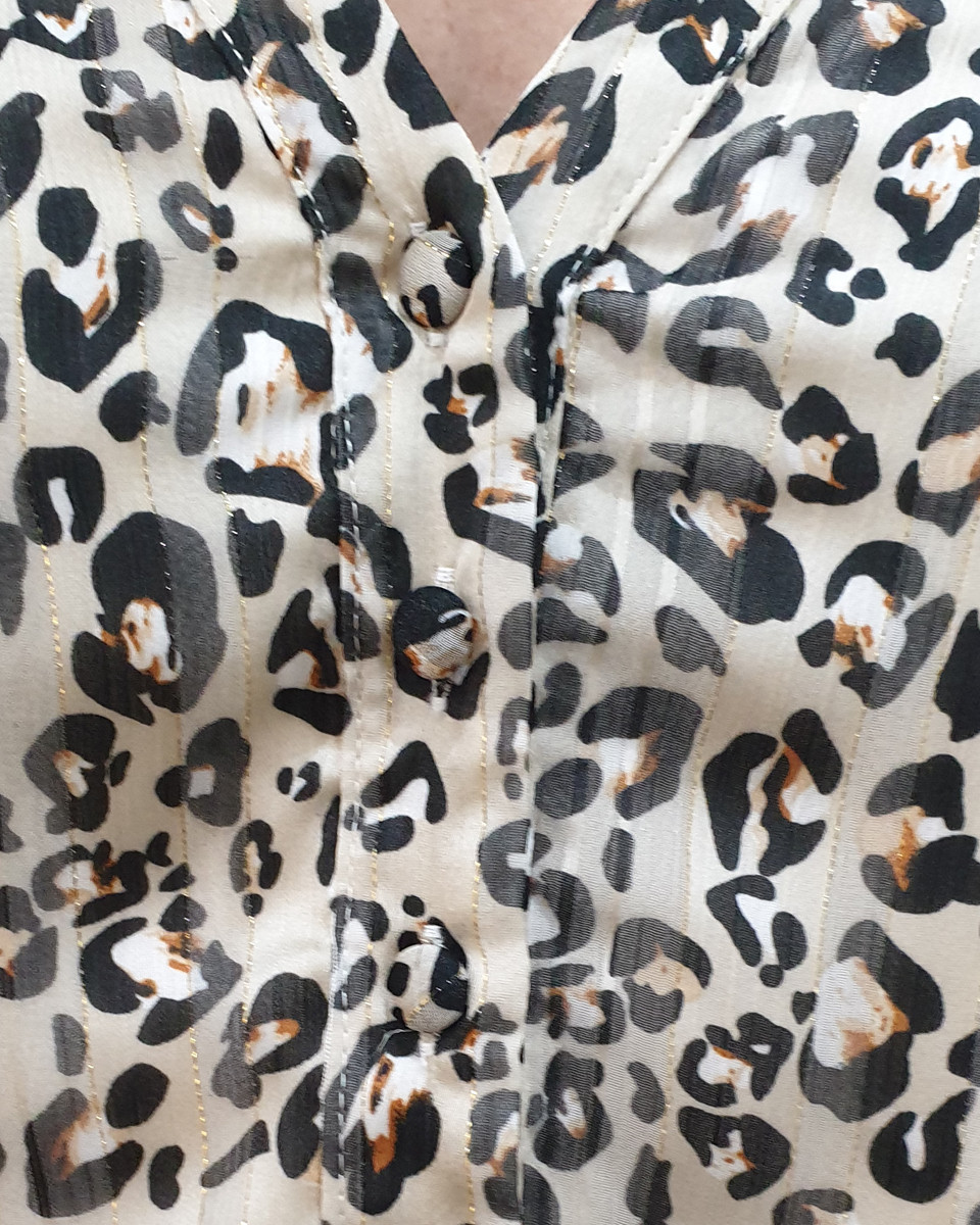 Chemisier satiné léopard beige liseré doré