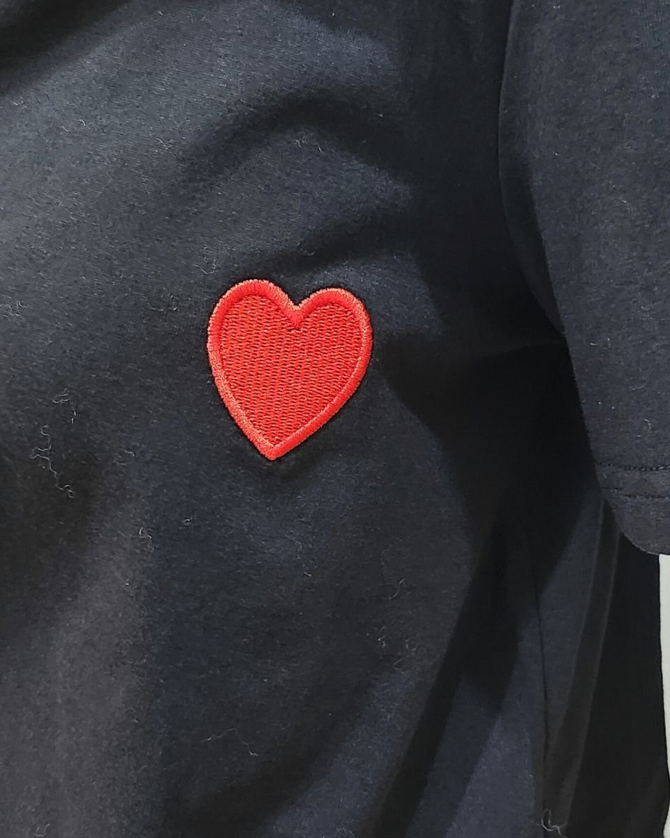 T-Shirt femme noir broderie coeur rouge Théa