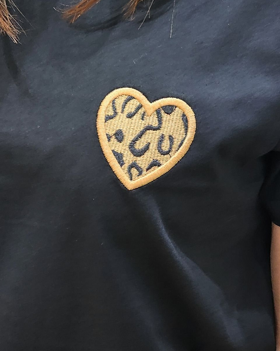 T-shirt femme noir coeur léopard brodé col rond