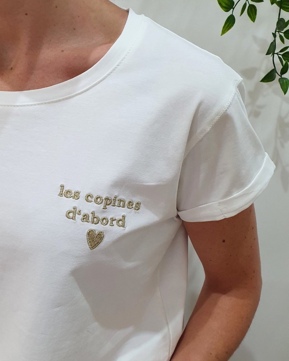 T-Shirt femme blanc broderie les copines d'abord dorée