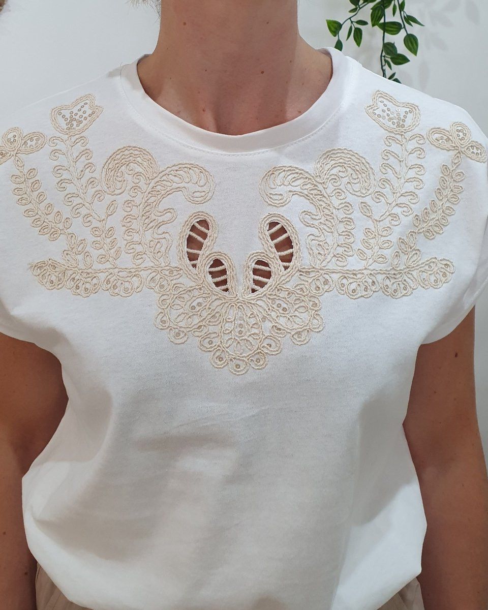 T-Shirt femme blanc broderies beiges ajourées Évania
