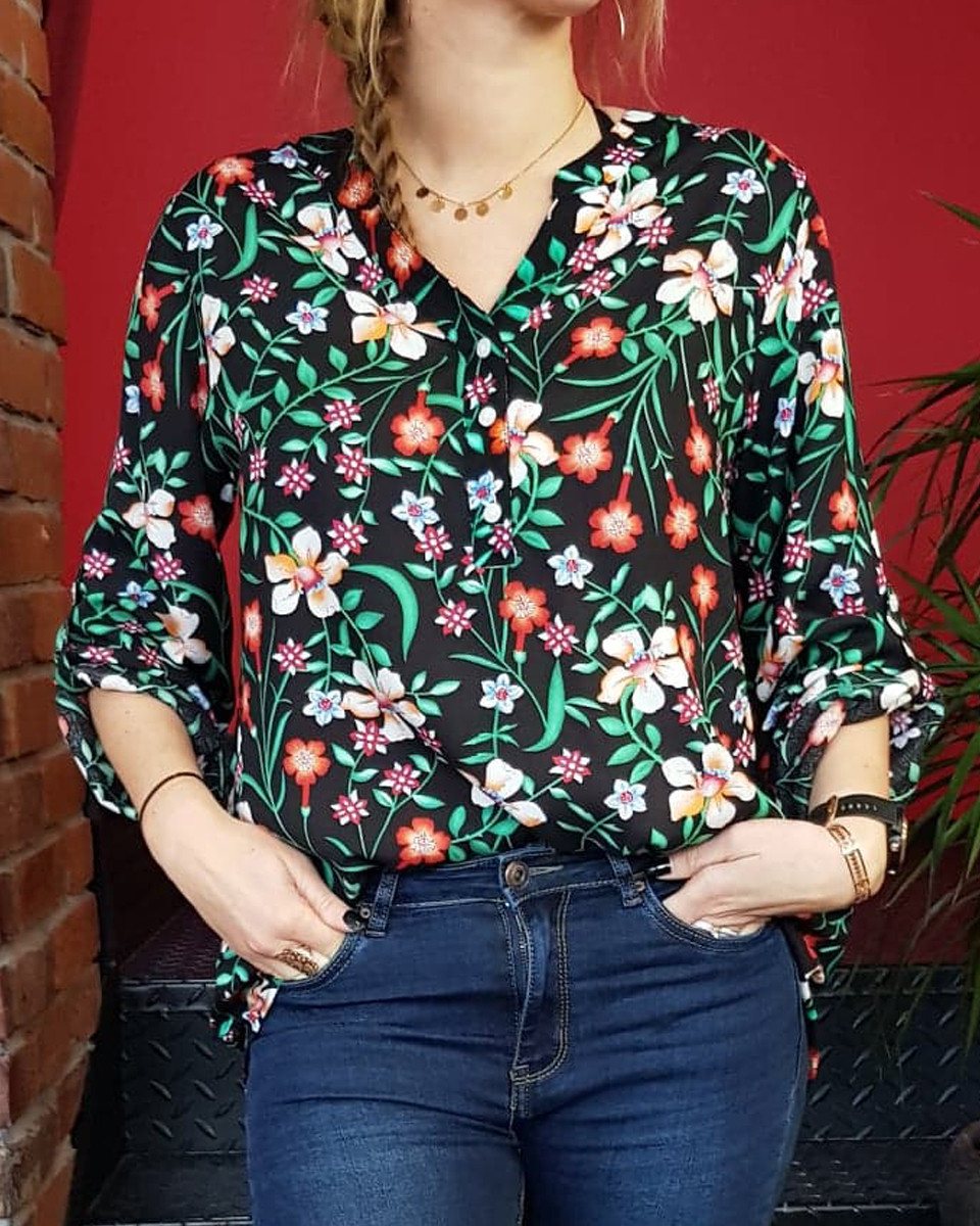 Tunique noire fleurs blanches oranges et feuillages verts