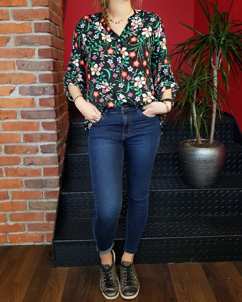 Tunique noire fleurs blanches oranges et feuillages verts