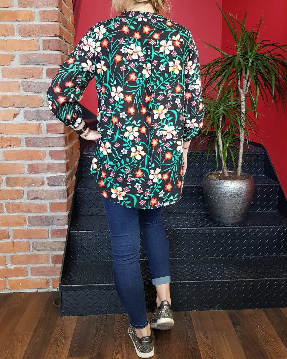 Tunique noire fleurs blanches oranges et feuillages verts