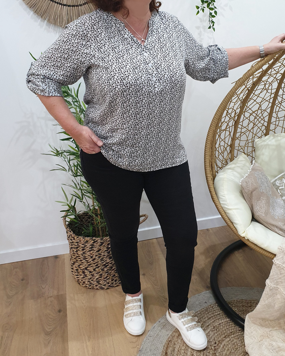 Tunique noire à petites fleurs blanches