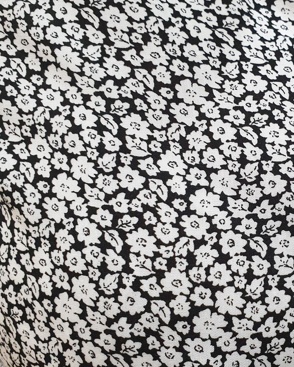 Tunique noire à petites fleurs blanches