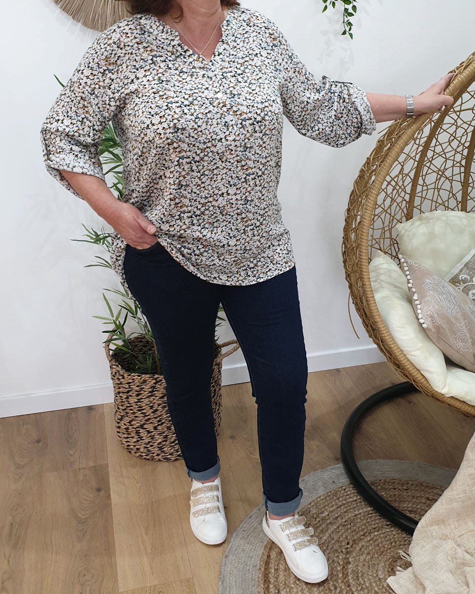 Tunique blanche à motifs camels verts et bleus