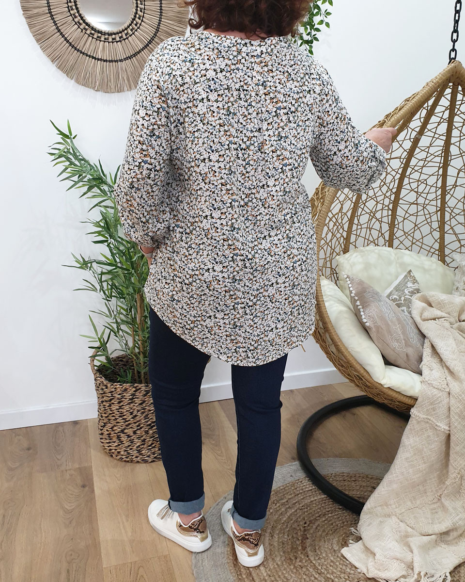 Tunique blanche à motifs camels verts et bleus