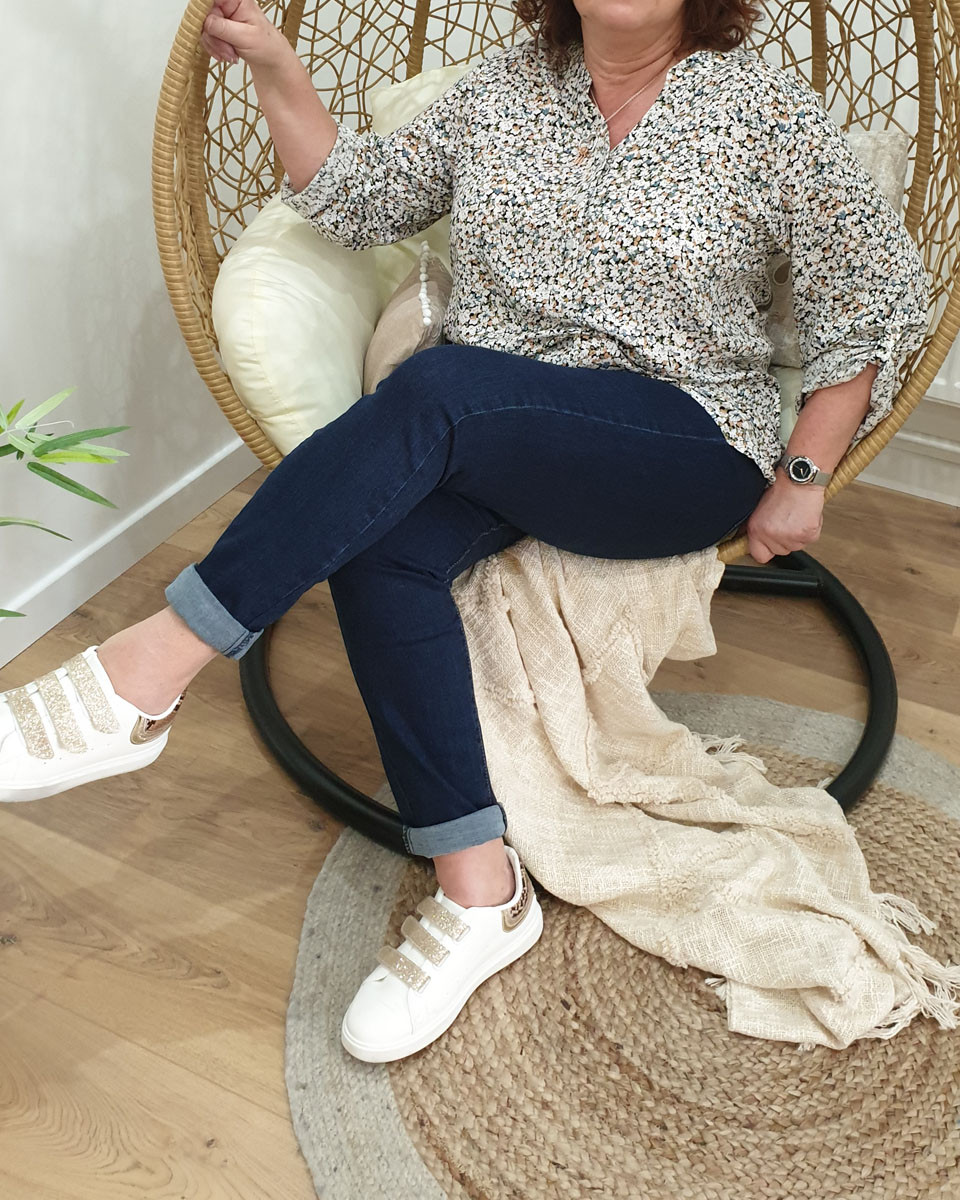 Tunique blanche à motifs camels verts et bleus