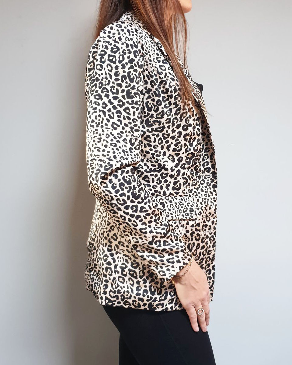 Veste tailleur beige imprimé léopard effet satiné
