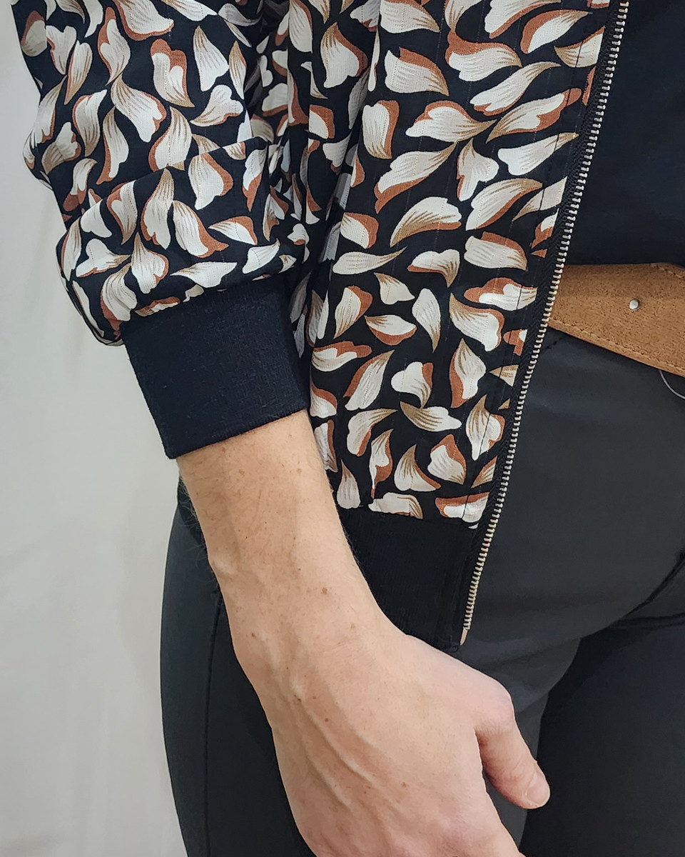 Bombers femme noir liseré doré feuillage beige et marron Lia