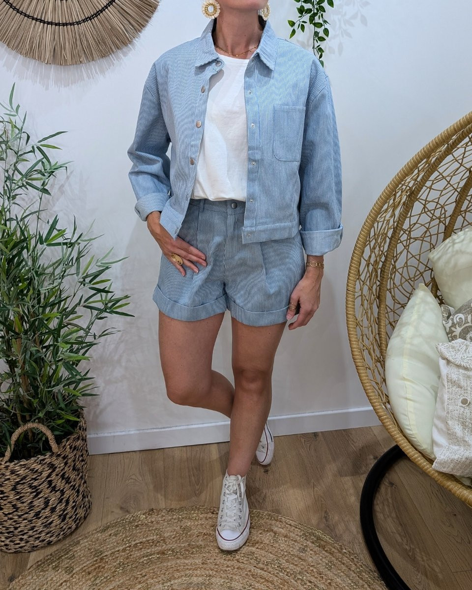 Veste femme courte à rayures bleu ciel et blanche