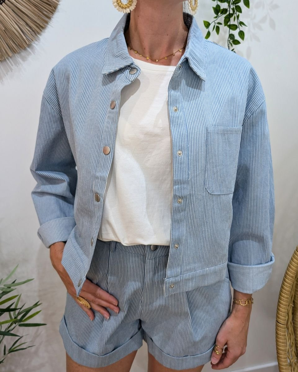 Veste femme courte à rayures bleu ciel et blanche