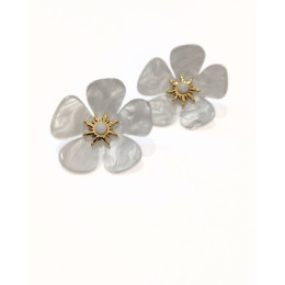 Boucles d'oreilles femme fleurs de nacre blanches et dorées