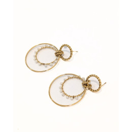 Boucles d'oreilles femme anneaux dorés tressée et perles blanches Émilie