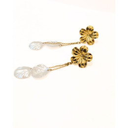 Boucles d'oreilles femme fleurs doréss pétales de nacre blanches