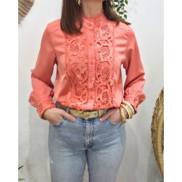 Chemisier femme saumon à broderies col mao Lelia