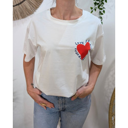 T-Shirt femme blanc coeur rouge Love is a kiss