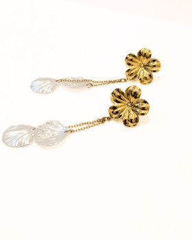 Boucles d'oreilles femme fleurs doréss pétales de nacre blanches