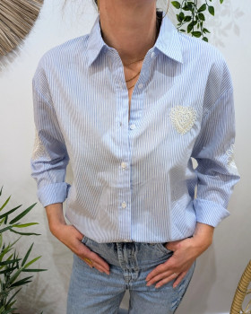 Chemisier femme rayé bleu ciel et blanc broderies coeurs