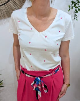 T-Shirt femme col V blanc coeurs brodés roses fuchsia