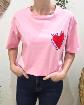 T-Shirt femme rose coeur rouge Love is a kiss