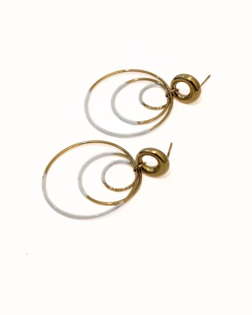 Boucles d'oreilles femme triple anneau émaillé blanc et doré