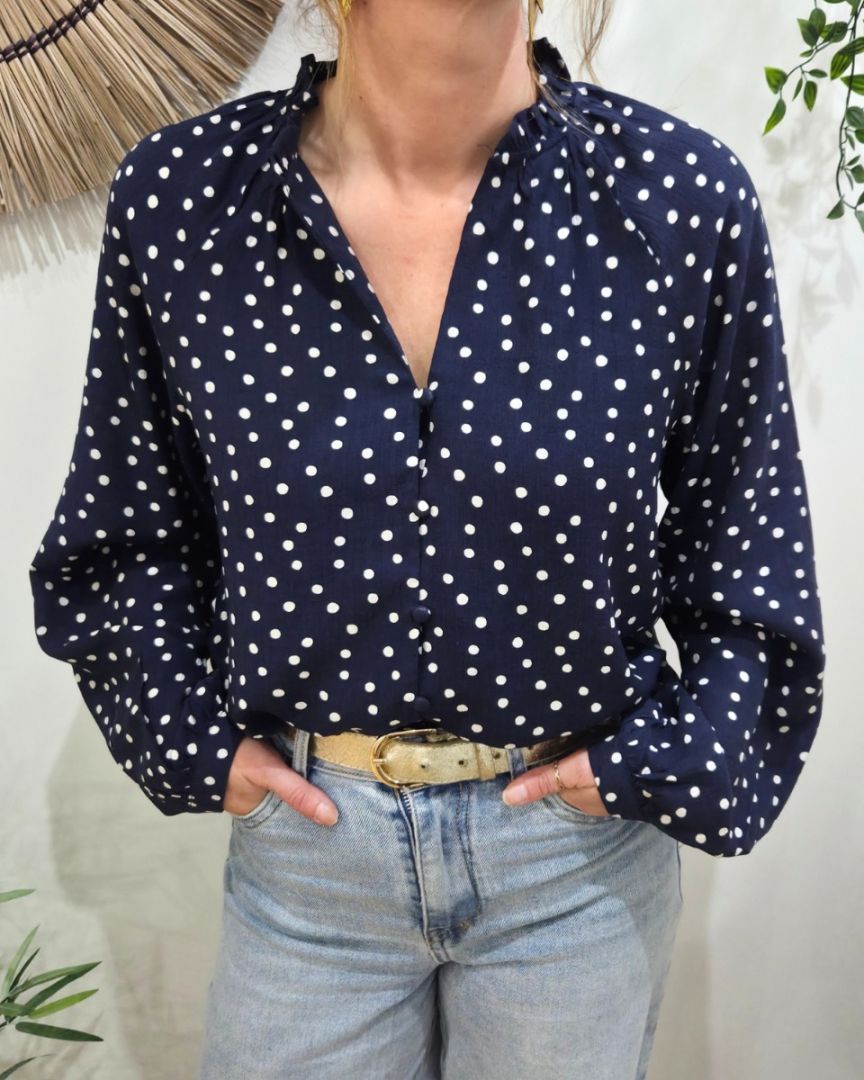 Chemisier femme bleu marine à pois blancs col froncé