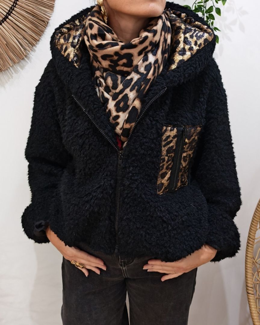 Manteau court femme noir bouclettes poche et capuche matelassées léopard