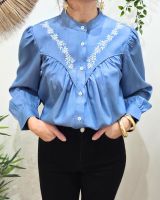 Chemisier femme bleu jean fleurs brodées blanches